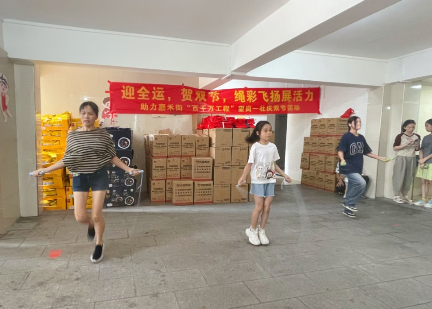 围在赛场边, 比赛现场, 轻盈 围在赛场边, 比赛现场, 轻盈